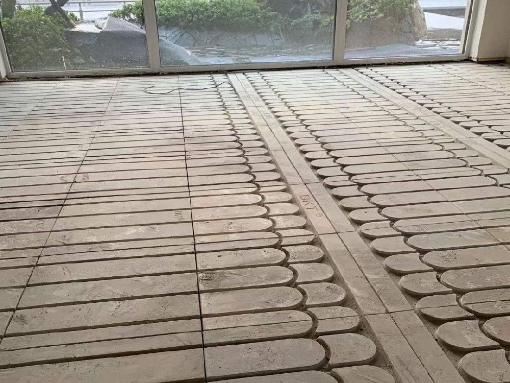 樓地面工藝革新?lián)屨际袌?chǎng)先機(jī)——毛坯房地面預(yù)留地暖溝槽施工方案